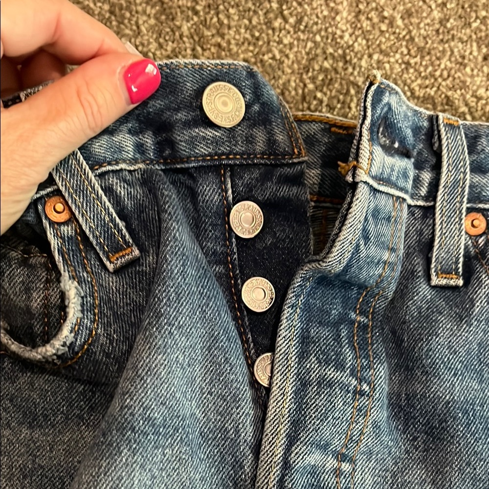 Levis -Distressed Women's Shorts - Picture 4 of 5